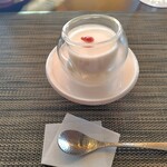 宮廷中国菜 FULONG - デザートの杏仁豆腐（杏の種の粉末を入れてる）