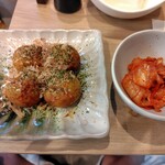 ななたこ - セットのたこ焼きとキムチ