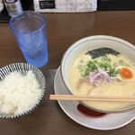 鶏白湯ラーメン 一ノ瀬 - ご飯とスープがよく合います♪