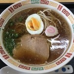 宇野港ラーメン - しょうゆラーメン390円
            
            すっきりしたスープに柔らかいモモ肉の焼豚です。
            
            この値段でこの味なら納得ですね。
            
            他にもセットや定食がありどれも安いです。
            
            
            