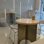 SO TARTE - 中央にあるテーブルセットもかわいい