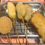 串かつ でんがな - 左から、メンチ、牛、豚2本、チューリップです。