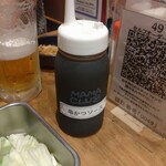 串かつ でんがな 神田西口店 - 残念ながらコロナ騒動以降｢二度漬け禁止｣のソース入れから、容器でのソースがけになってしまい楽しみが半減したような気が…。