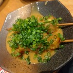 串かつ でんがな - 歯応えが楽しい｢どて焼き｣です。白味噌にキャベツをつけて食べても美味しかったです。