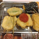 串かつ でんがな 神田西口店 - 季節の5本串セットです。左からハモ、オクラ、ズッキーニの豚巻きサルサソース、カレーつくね、とうもろこしの磯部巻き。