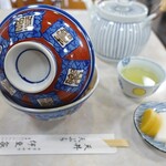 伊豆家 - うしろ向きで天丼登場