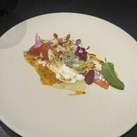Claro - 琵琶マス パッションフルーツとチーズのソース