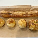 LUCKY BAKERY - 低温熟成バゲット、チーズフランス、ミルクチーズロール