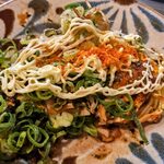 お好み焼 村上 - 特製ソース、マヨネーズ、一味をたっぷりかけて！