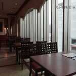 モティ - 奥の窓際テーブル席