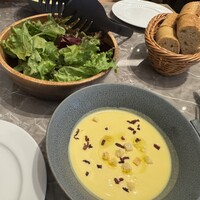 The Arts Fusion - サラダと冷製のとうもろこしポタージュ、バゲット
