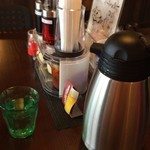 雷一家 - 下列奥よりニンニク、ショウガ、豆板醤、上にはしょう油、写真に隠れて酢、ラー油、ポットの裏に粗引きコショウ