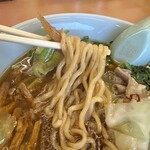 ラーメン山岡家 - 麺は太麵でつるつるした食感です。