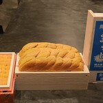 寿司栄 - 左:馬糞雲丹 右:紫雲丹(まるひろの生うに)