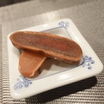 寿司栄 - カラスミ(下が大吟醸、上がブランデー)