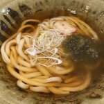 麺処つるはん - 関西発のうどんなので出汁が効いてて美味い、とろろ昆布が入っているところが関西っぽい
