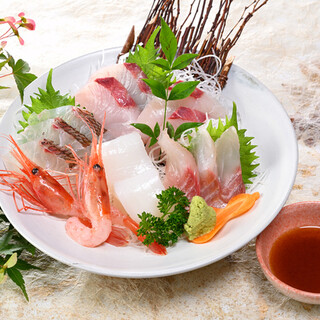 刺身定食（わかめ汁付）…2,200円