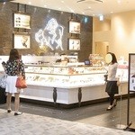 GODIVA - 高級感のある店内☆♪