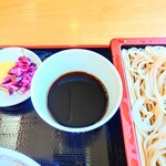 やぶ善 - 本日はキリッと仕上がった蕎麦汁(つゆ)。
