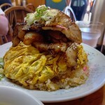 かし亀 - チャーシューと卵のせ炒飯大盛り