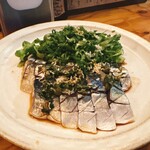 Niquis Miquis - ケーパーとシソの薬味と葉物のシャキシャキ食感が楽しい北海道のサバの酢漬け。