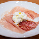 commedia - 料理写真:2025.9 生ハムとブッラータ