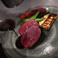 蝦夷鹿 もも肉の炭火焼 ポワブラードソース
