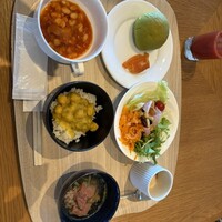 スカイグリルブッフェGOCOCU - カレーとビーフご飯が並ぶ世界線。右上は半熟卵。朝からハイカロリーだから1日沢山動けそう。とか自分に言い訳。