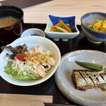 カフェレストラン ベルポットashiya - 秋刀魚のしょうが煮、かぼちゃサラダ、ピクルス、蒸し鶏のネギソース。付け合わせの小さな昆布もきっとお出汁の再利用なのかなと思える優しい自然の味。