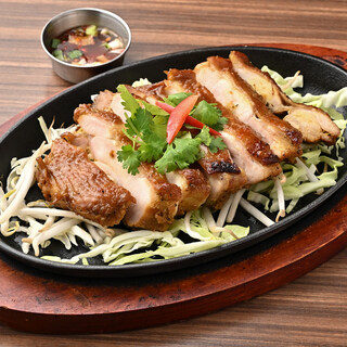 お酒がすすむ！スパイス香る鶏・豚・牛の鉄板焼きで贅沢な一杯を