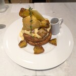 カフェ＆ブックス ビブリオテーク 東京・有楽町 - “蜜芋”と塩バターの焦がしブリュレパンケーキ
                                はちみつレモンソース