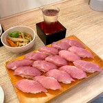 名前のない寿司屋 - 特価品ぶり15貫、日本酒、お通し