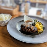 ASANISIMASA - 料理写真:熊本県産黒毛和牛と国産豚の粗挽きハンバーグ