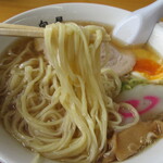 青竹手打ラーメン 日向屋 - スープが絡む