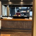 広島風お好み焼き 裏島 - 「鉄板で、皿も使わずに食べないと邪道」とのたまう広島人がいるが、そんなことない。この店には鉄板の席はないが、鉄板に乗ってテーブルに出てくるので全く問題ない。むしろ鉄板でゆったり食べられるので理想的。