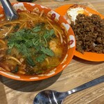 MooM - 料理写真:ガパオライスセット　トムヤムらーめんで