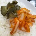 デリー - 玉ねぎときゅうりもご飯の上へ