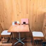 とんかつとカフェあら珠 - 小テ－ブル席