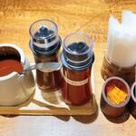 とんかつとカフェあら珠 - 卓上調味料など