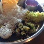 Spice&Dining KALA - キャベツのトーレン様＆ナスのポリヤル様、ココナッツのチャツネ様＆ゴーヤのアチャール様凄いラインナップですよね～これだけ盛りだくさんでこの金額は素晴らしい！