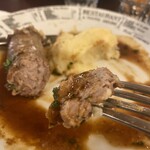 Bistrot Victoires - ミチミチのソーセージ、赤ワインのソース、そしてバタが飽和してるんじゃないかしらというくらい含有されているマッシュポテト。これで呑まなきゃ、どうかしてる　#個人の感想です