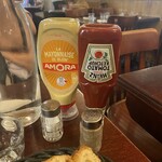 Bistrot Victoires - コンディメンツ。観光客の多い店だからね。