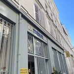 La Brigade - 展示会場からの帰り道。食事前に感度高いセレクト・ショップとして有名なこちらにこんぬつわ。