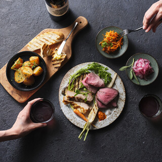 ビストロスタイルで旬食材を使用した料理を楽しむ