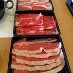 涮涮鍋壽喜燒Dontei 小山店 - 上から特選牛ロース、熟成牛、国産牛ロース、、煮込んだら全部同じ味……バカ舌です。。