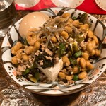 タイニーカフェ - 納豆丼のあたまのせ冷奴　煮卵付き