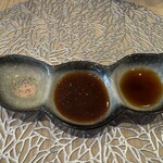 和食料理人＆挽肉製作所 - 左から、ピンク塩、オニオンソース、自家製梅ポン酢♡