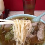 なぎちゃんラーメン 元住吉店 - 麺はツルツルで女性的なしなやかさ。美味しい麺だよこれ。