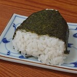 とく一・手打うどん - 本当はもっと食べたい志和のお米のおにぎり。見えないけど鮭入りです。