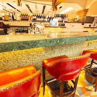 おひとり様で過ごしやすいハイチェアカウンター完備の欧風バル